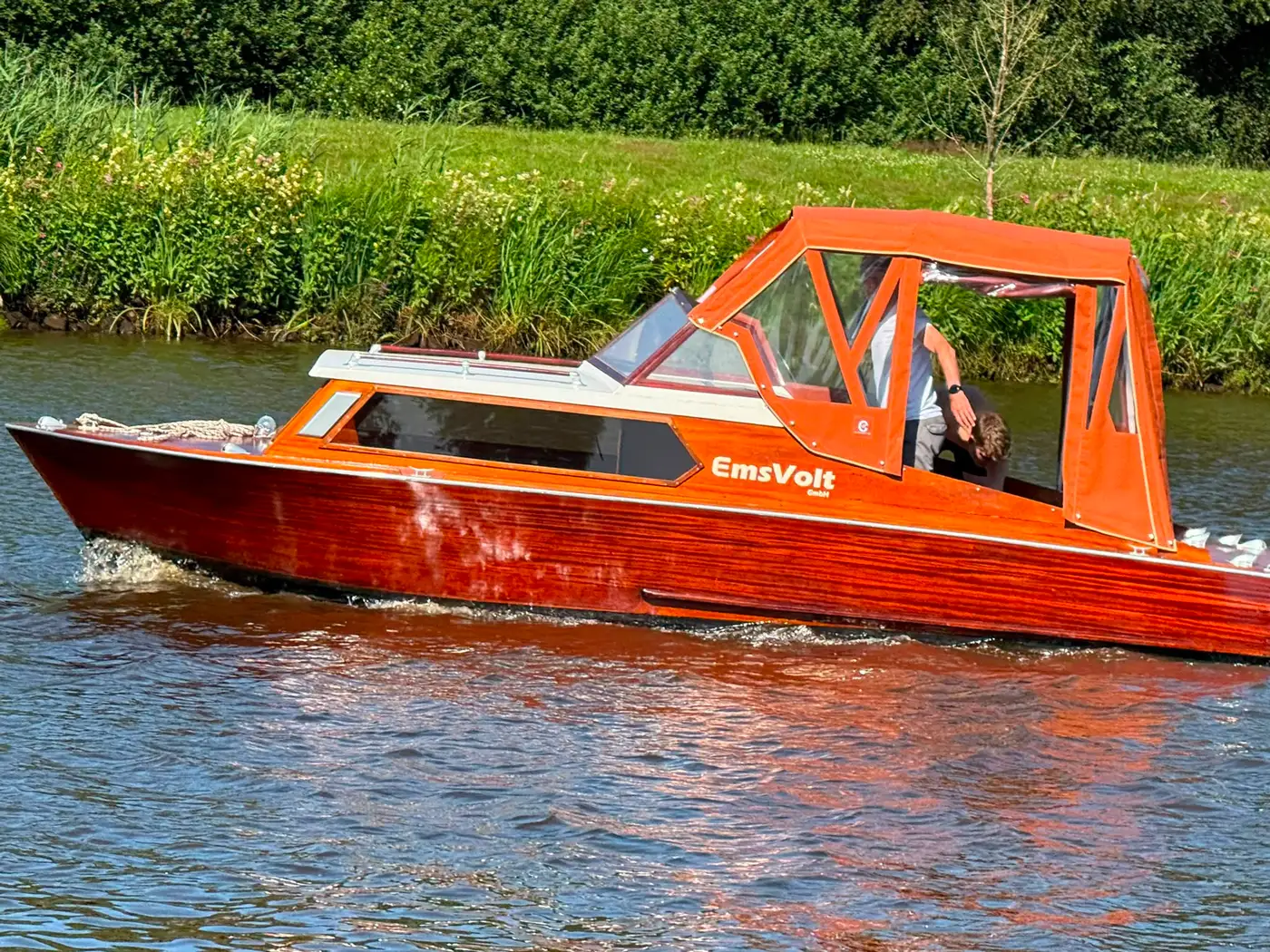 Elektrifiziertes Holzboot von EmsVolt in Fahrt auf der Ems