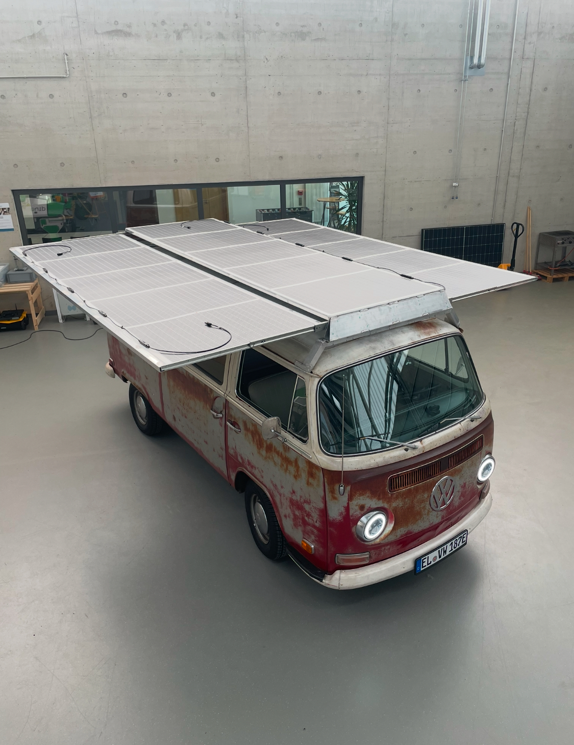 VW T2 Solarbulli mit ausgefahrenem Sonnensegel